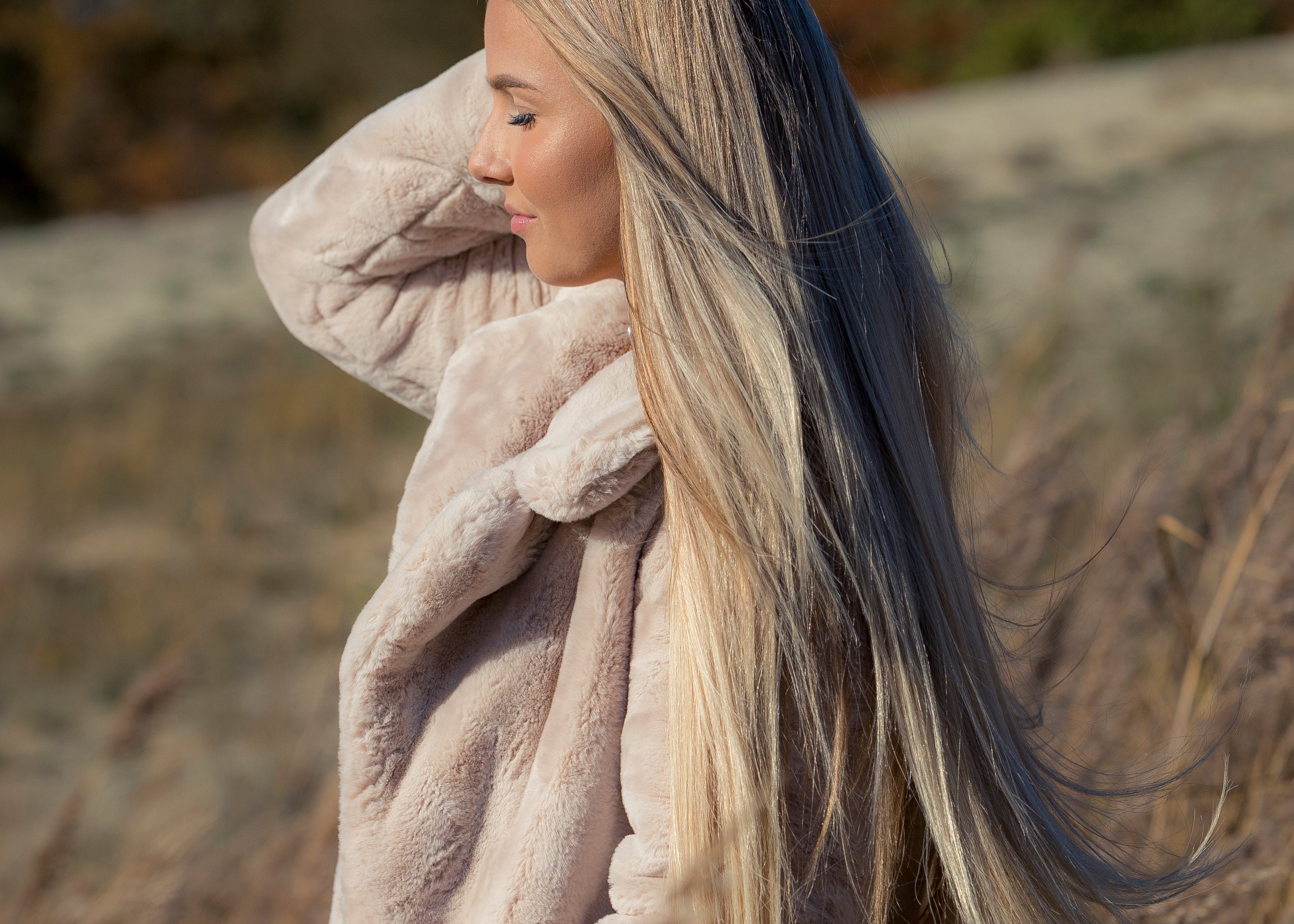 Jonge dame met blonde Halo hair extensions die mooi waaien in de wind.